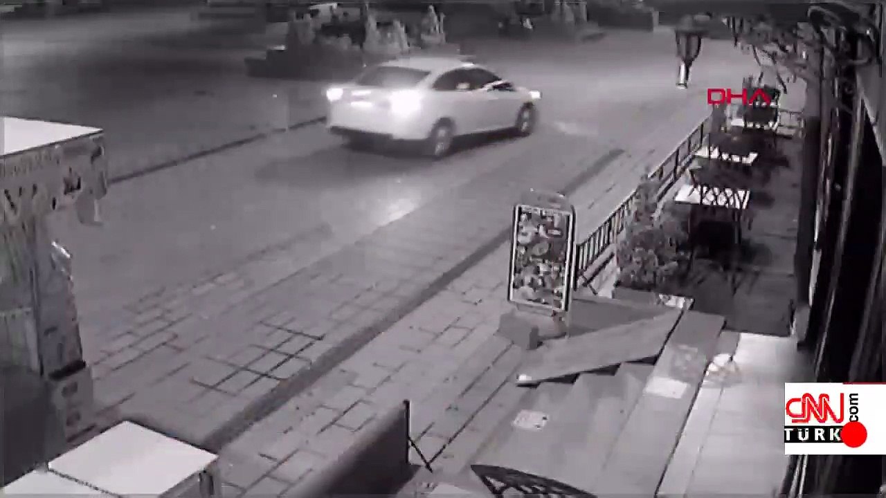 Kazada havaya fırlayan motosiklet sürücüsü bankın üzerine düştü | Video