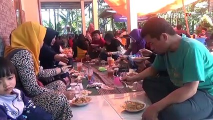 Viral!! Penjual Rujak Mirip Syahrini, Pembeli Rela Berjam-jam Antre