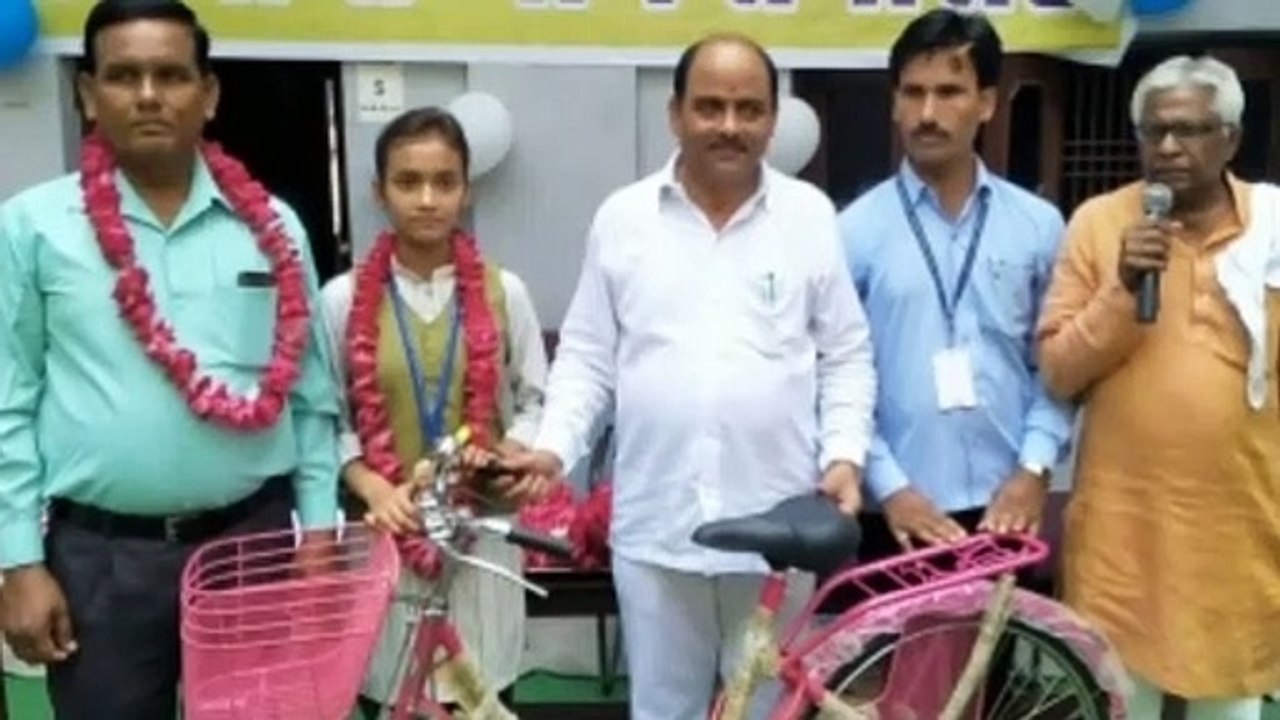 बसंत वैली स्कूल के प्रबंधक ने टॉप छात्र-छात्राओं को बांटी साइकिल