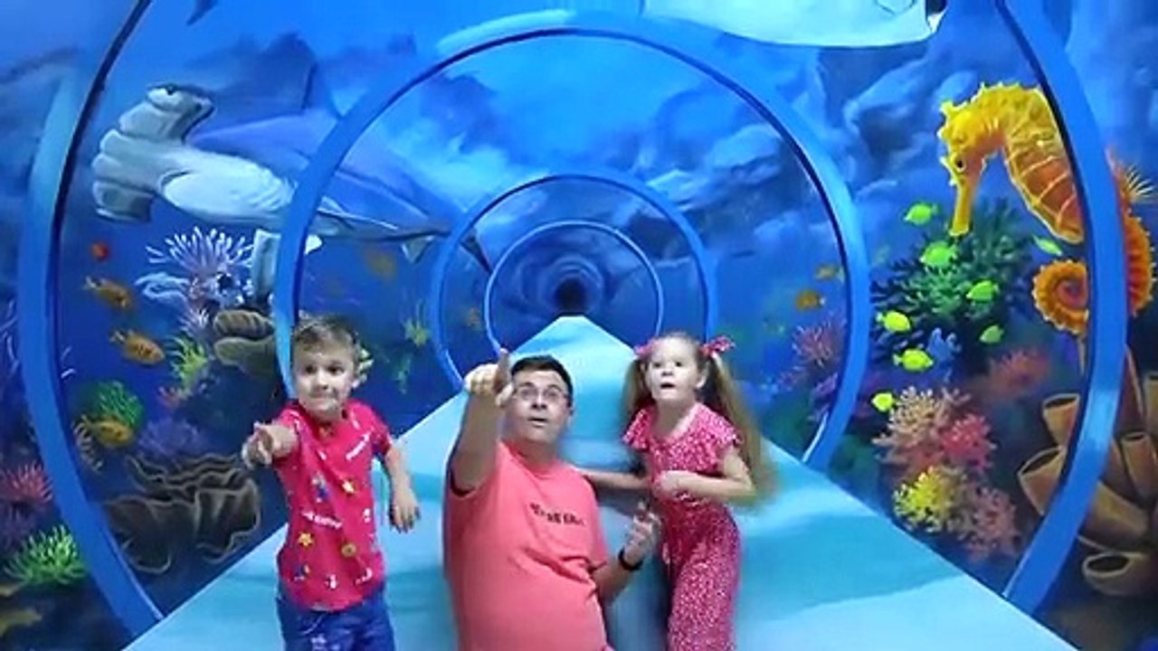 Diana and Roma have fun day in the Museum