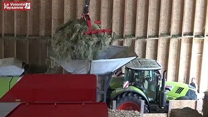 Démo CUMA : un doseur à foin unique en Aveyron