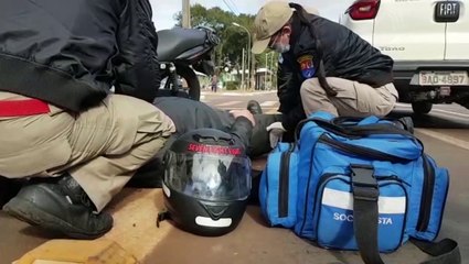 Motociclista bate na traseira de caminhonete na Av. Brasil