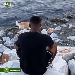 Jesse Sekidika köpeğini gezdiriyor