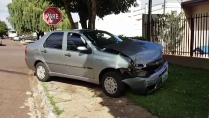 Carro vai parar em parede de empresa em forte batida no Tropical