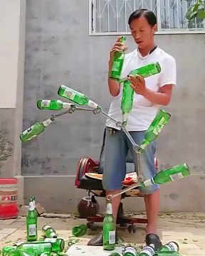 Il réussit à dresser une tour fait de bouteilles et de clés, et à le maintenir en parfait équilibre