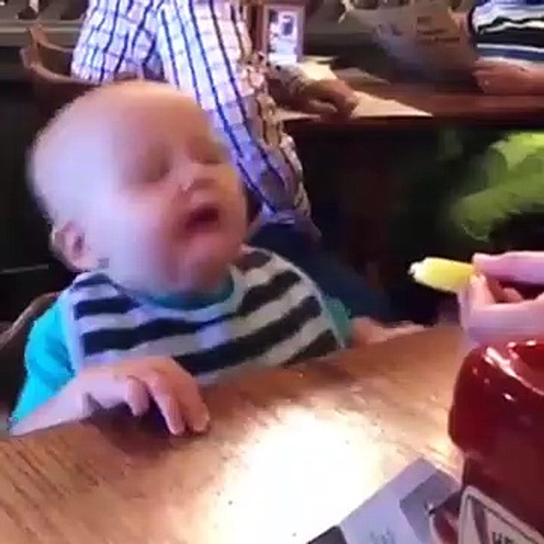 Quand ton bébé goutte des chips au vinaigre Oh la tête!!! - Vidéo  Dailymotion