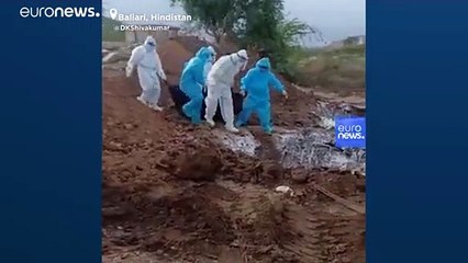 Dünyada Covid-19: Hindistan'da cesetlerin çukurlara atıldığını gösteren video tepki çekti