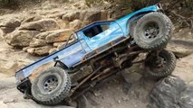 Ce conducteur de 4x4 escalade des rochers et c'est juste incroyable