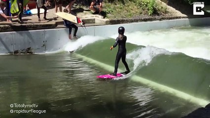 Des canards viennent prendre la vague à côté d'une surfeuse