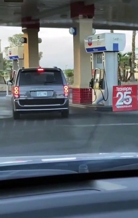 Elle n'arrive pas à garer sa voiture du bon côté de la pompe à essence