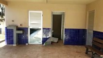 Banheiros têm portas arrancadas na Avenida Tancredo Neves