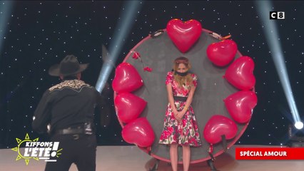 Spécial amour : Capucine Anav fait face à un lanceur de couteaux