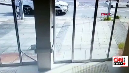 Son dakika: Vicdansızlık kamerada! Yolda uzanan köpeği ezdi | Video