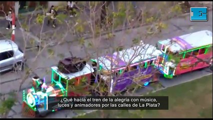 El tren de la alegría sorprendió con música, luces y animadores por las calles de La Plata