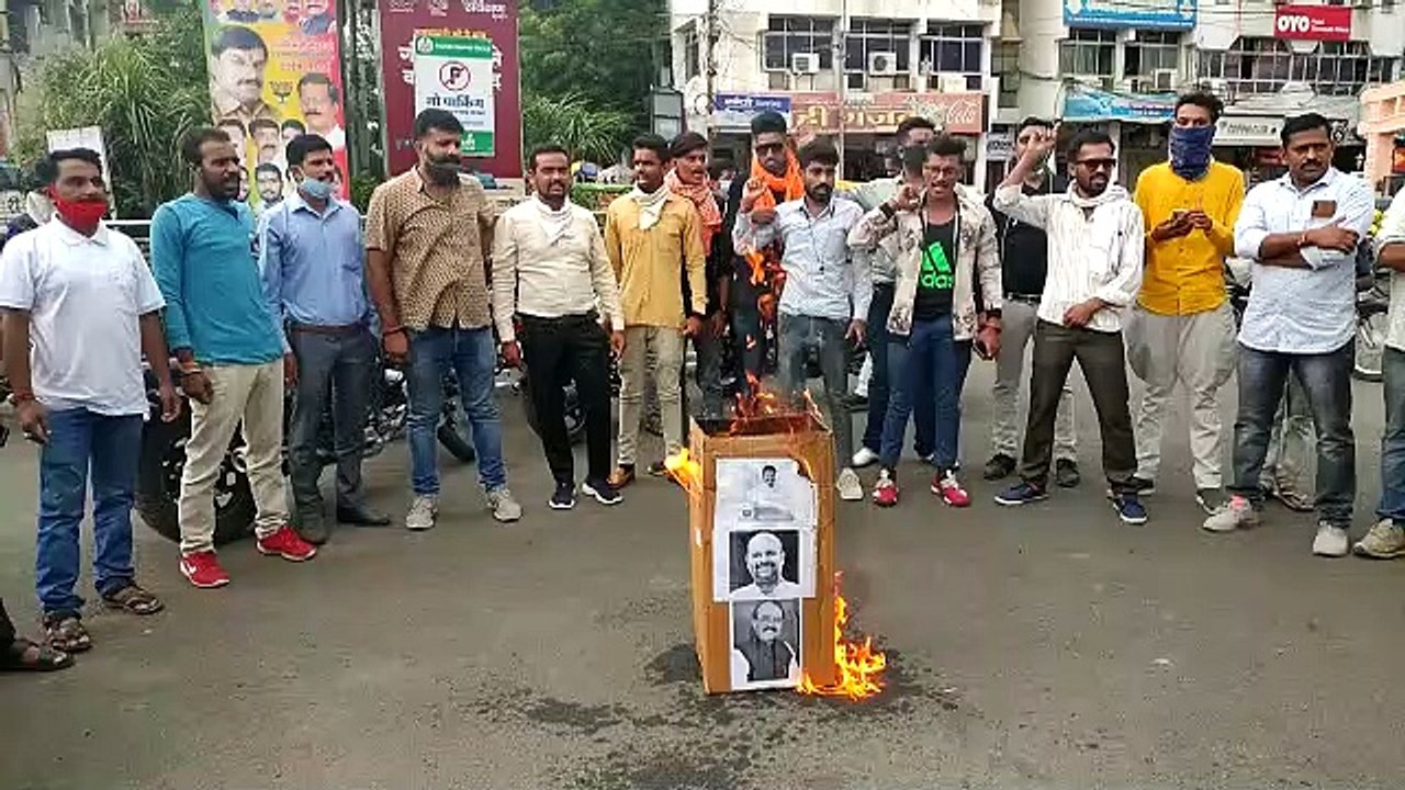 उज्जैन- करनी सेना ने टॉवर चोक पर सांसद व विधायको का पुतला जलाया