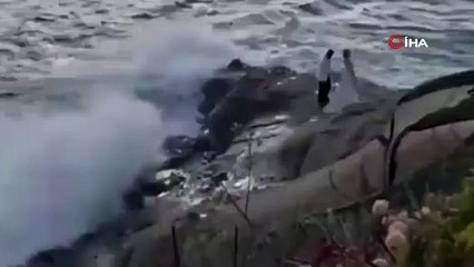 Kayalıklarda düğün fotoğrafı çektiren çifti dalgalar yuttu