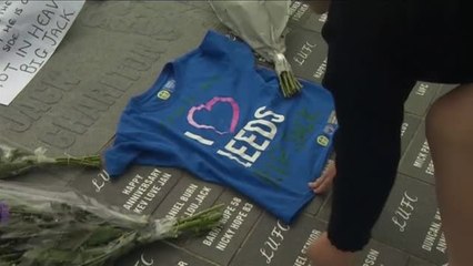 Los fans rinden tributo al ex futbolista inglés Jack Charlton, ganador del Mundial de 1966