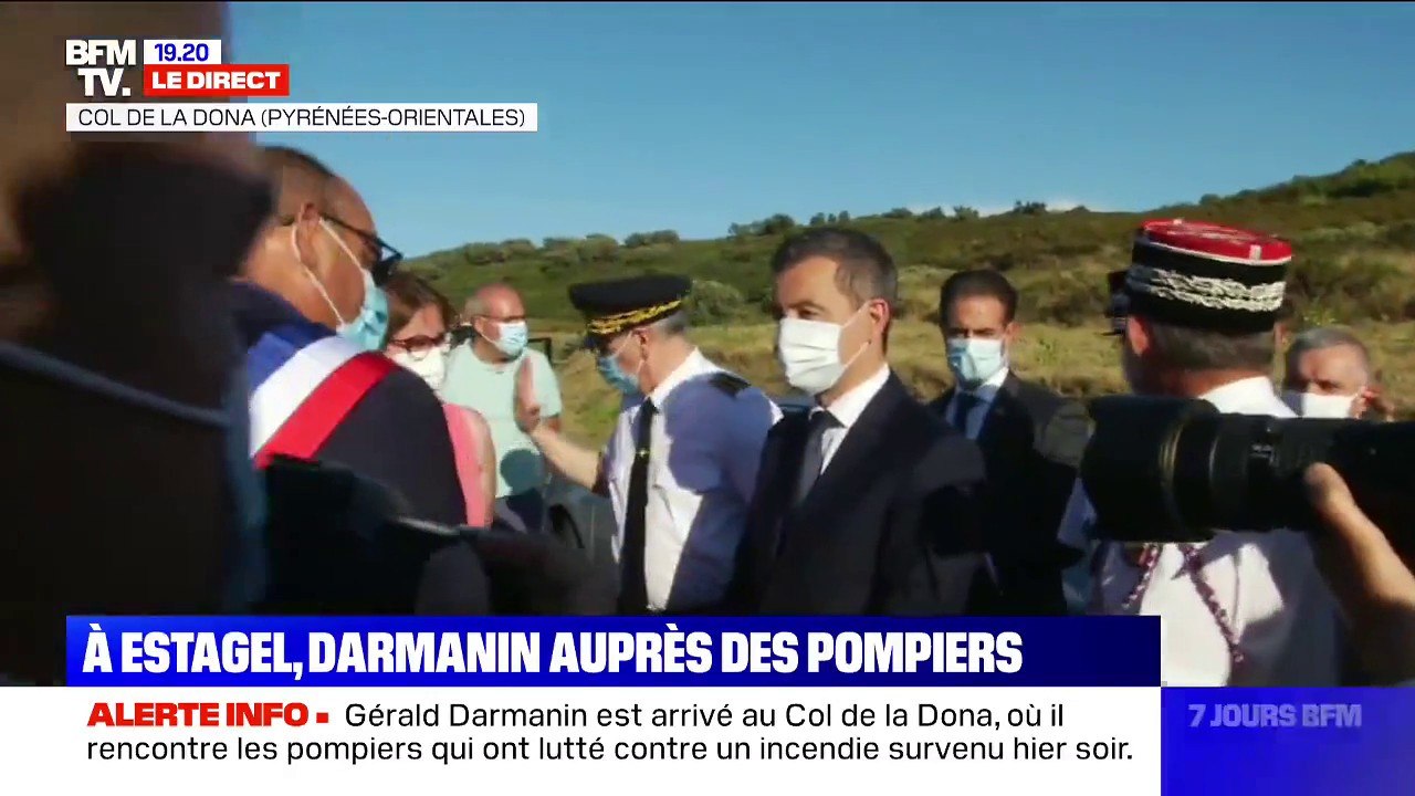 Gérald Darmanin est arrivé au Col de la Dona, où il rencontre les pompiers qui ont lutté contre un incendie survenu hier soir