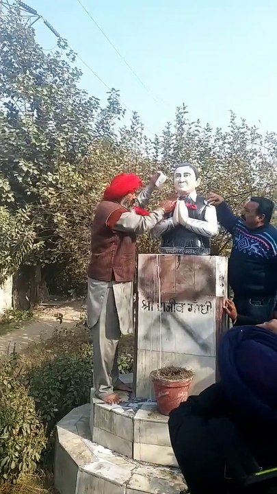 congress leader gursimran mand cleans rajiv gandhi statue with turban full video