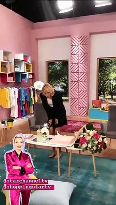 Βίκυ Καγιά: Γιόρτασε τα γενέθλιά της ξυπόλιτη σ...