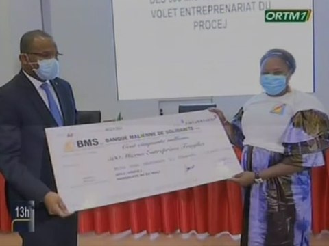 ORTM/Remise de chèque à des entrepreneurs par l’agence pour la promotion des jeunes