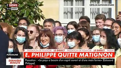 Revoir ce moment très émouvant où Edouard Philippe quitte Matignon à pieds sous les ovations du personnel et après le passage de relais avec Jean Castex