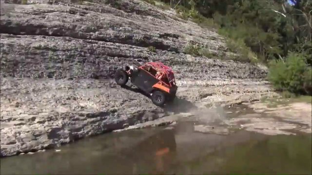 Il tente une montée impossible avec son buggy... et s'en sort par miracle