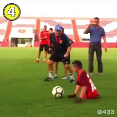 Cet enfant sans jambe joue parfaitement au football