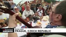 No Comments der Woche: Festessen in Prag, ein freier Pottwal und gedehnte Polizisten