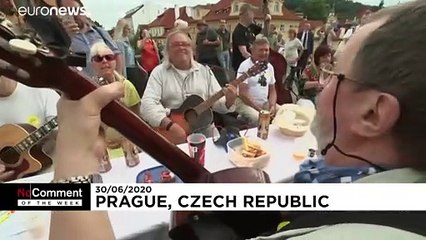 No Comments der Woche: Festessen in Prag, ein freier Pottwal und gedehnte Polizisten