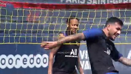 Neymar Jr plays footvolley with PSG teammates