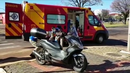 Motociclista fica ferida em acidente na Avenida Brasil