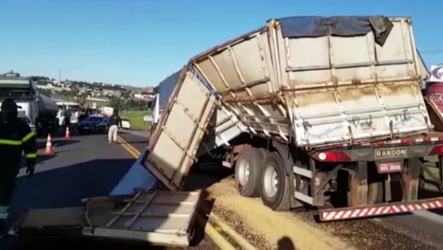 Motorista de carreta que derramou carga na BR-277 é detido pela PRF