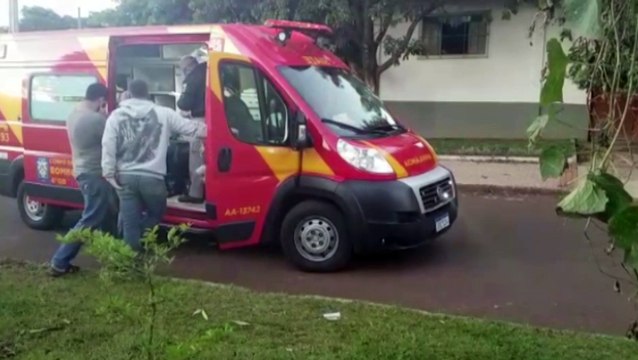Jovem fica ferido em acidente entre carro e moto no Bairro Cascavel Velho