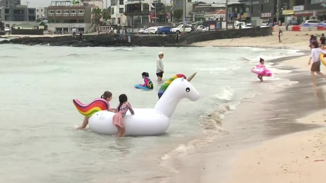 제주 해수욕장 개장 후 첫 주말...나들이객 발길 이어져 / YTN