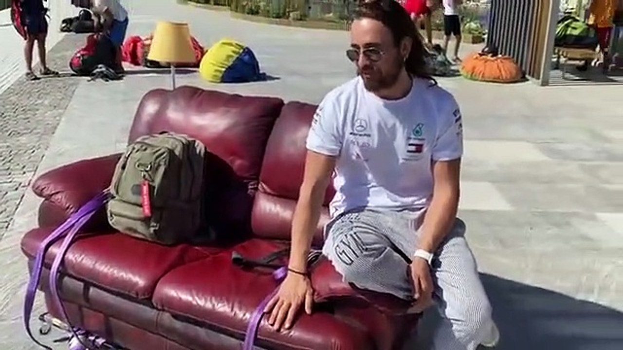 Faite du parapente sur un canapé