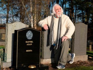 Ce qu'il découvre en se baladant dans un cimetière est incroyable