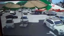 Antalya’da hortum toptancı halinde ortalığı birbirine kattı, dev şemsiyeler otomobillerin üzerine düştü