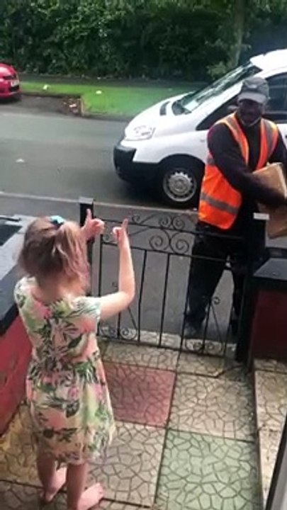 Küçük kız, her hafta kargo teslim eden işitme engelli kurye ile konuşmak için işaret dili öğrendi