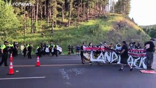 شاهد: ترامب يزور نصب جبل راشمور في أوج انتشار مقلق لوباء كوفيد-19