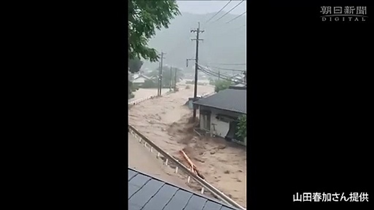 大規模な土砂崩れが起きた熊本県・津奈木町の現場では、 土砂が集落に流れ込み、住宅を押しつぶしました。 ２人が心肺停止の状態で発見され、１人が今も行方不明のまま。捜索隊が手作業で土砂を取り除き、懸命な捜索活動を続けています。