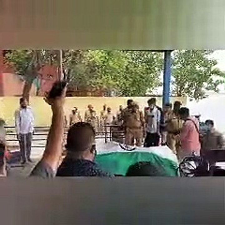 कानपुर: शाहिद सीओ का पार्थिव शरीर पहुंचा भैरव घाट बेटी ने दी पिता को मुखाग्नि
