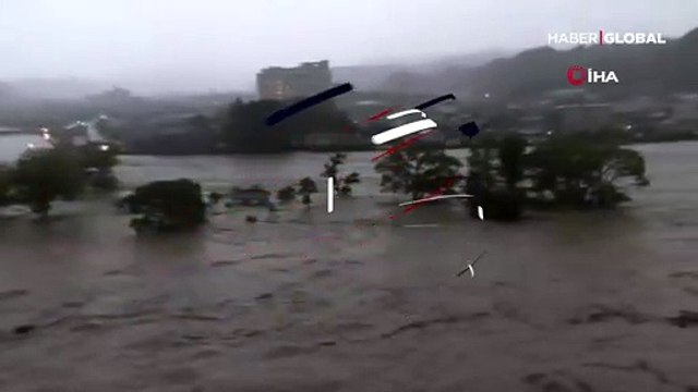 Japonya'yı şiddetli yağış vurdu: Evler sular altında kaldı, kayıplar aranıyor