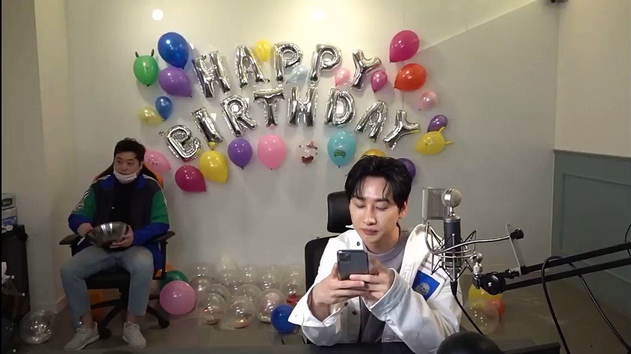 [ENG SUB] 200404 Donghae crashes Eunhyuks online birthday party #weareacouple #happyeunhyukday
