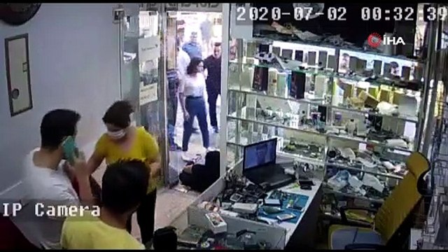 Kaldırımda yürüyen kadına otomobilin çarpma anı güvenlik kamerasında