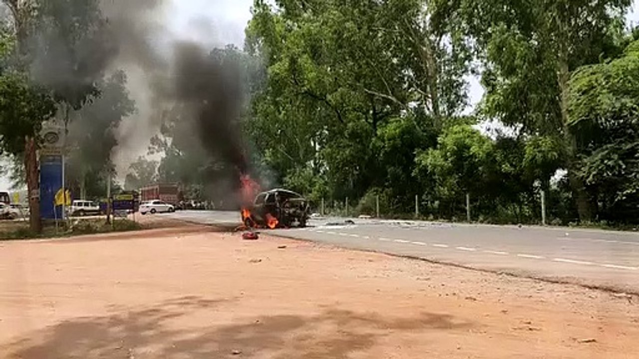 स्टेरिंग फेल होने से मारुति वैन बनी आग का गोला, तीन की मौत