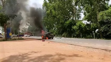 स्टेरिंग फेल होने से मारुति वैन बनी आग का गोला, तीन की मौत