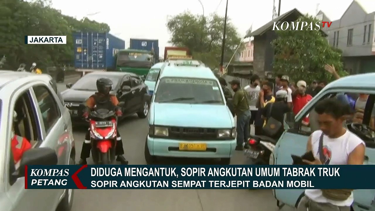 Angkot Ringsek Tabrak Kencang Truk, Sopir Sempat Terjepit