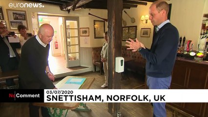 شاهزاده ویلیام پیش از بازگشایی بارها و رستوران‌ها در انگلستان به میخانه رفت