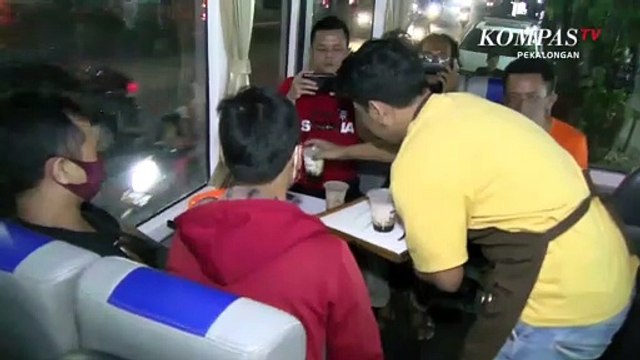 Menikmati Kopi Di Bus Sambil Berkeliling Kota